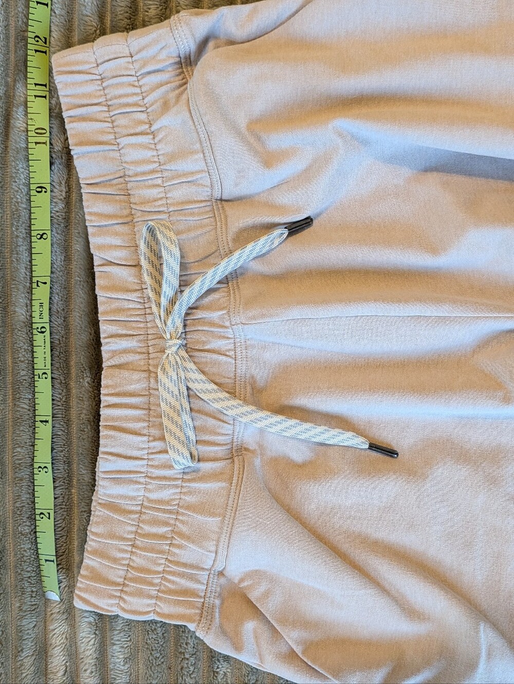 Vuori Halo Performance Shorts DreamKnit Tan Beige Women’s Small - Like New - Picture 9 of 11
